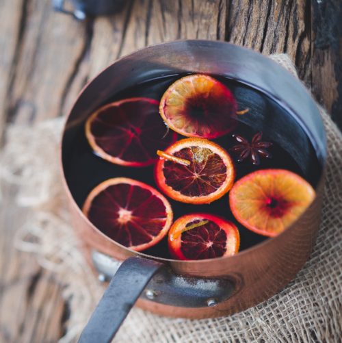 La coloration vin chaud inspirée de la douce boisson hivernale Le vin chaud, la boisson parfumée qui inspire la tendance couleur de cet hiver