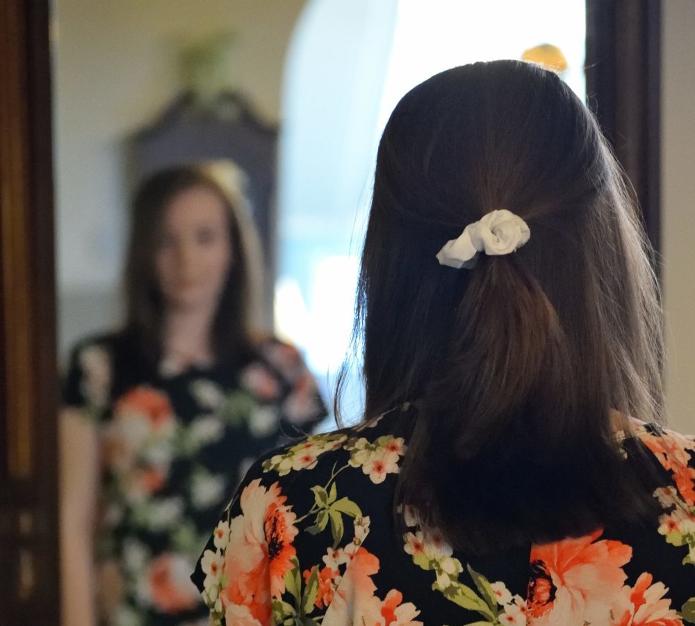 Femme devant miroir