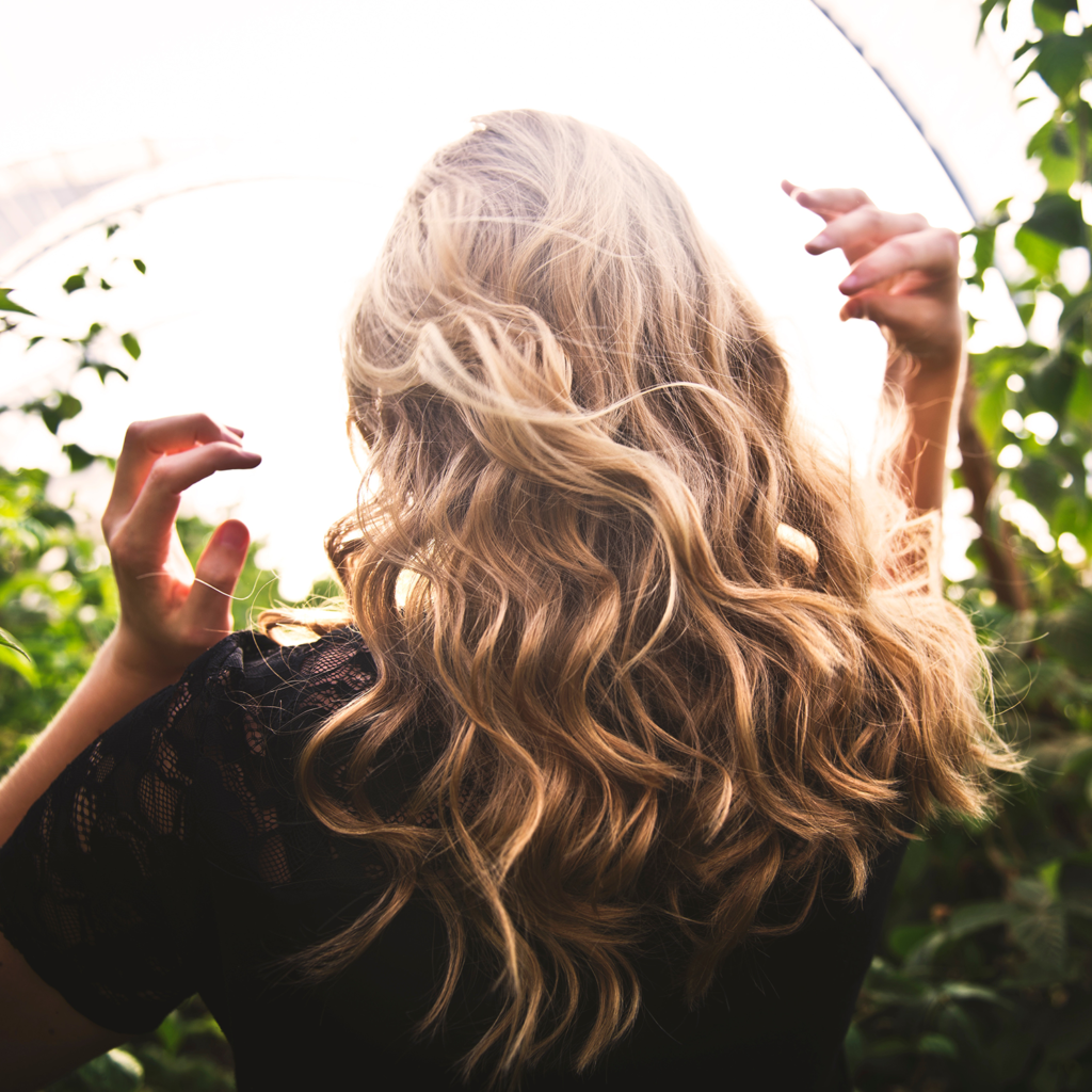 Femme avec cheveux blonds L'éclat du soleil dans votre chevelure avec des nuances de blondeur
