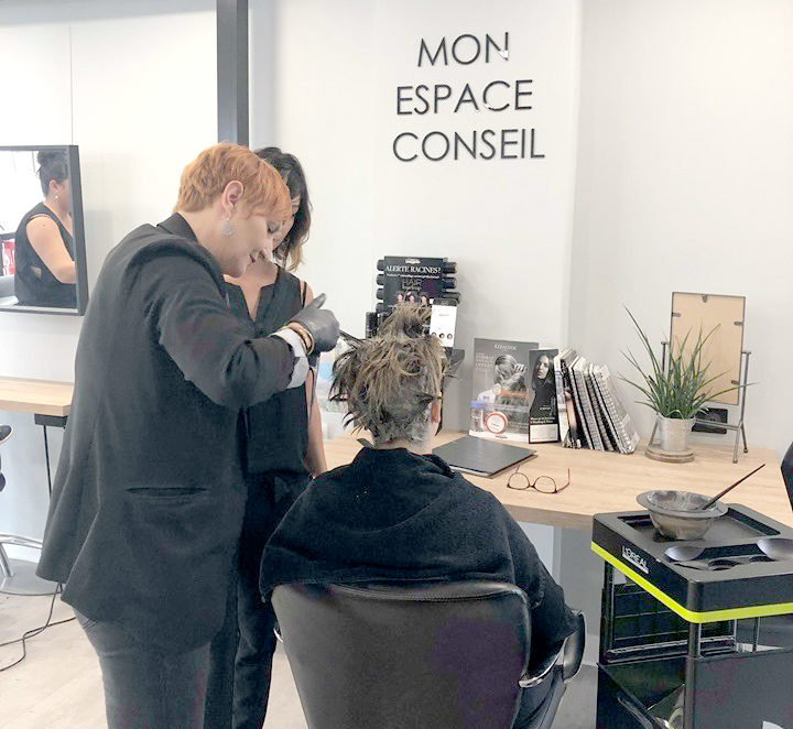 Femme chez son coiffeur Femme chez son coiffeur