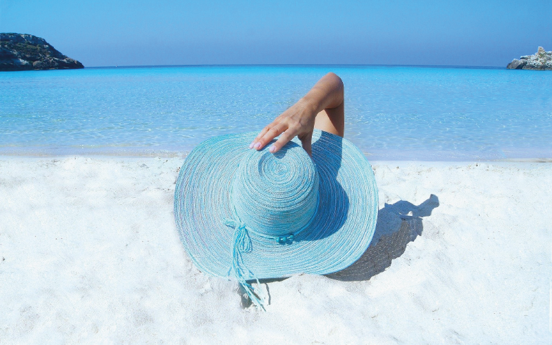 routine capillaire été : porter un chapeau pour protéger les cheveux routine capillaire été : porter un chapeau pour protéger les cheveux