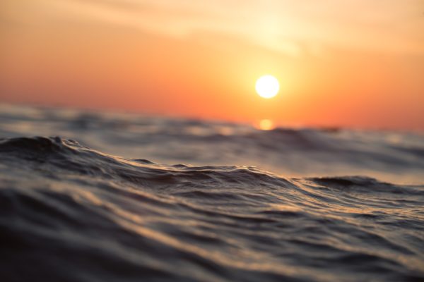 Couché de soleil se reflétant sur les vagues de la mer